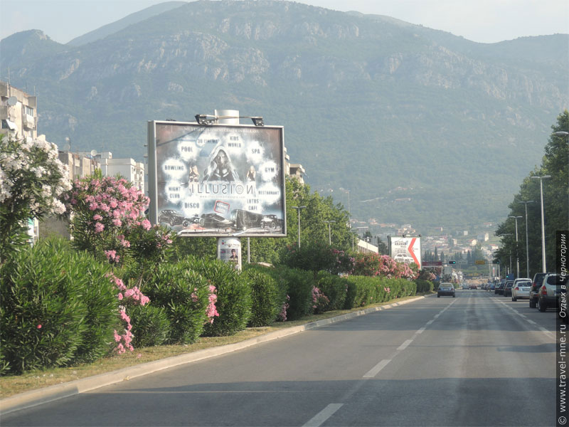 Дороги в Черногории красивые даже в городах: горы и много цветов