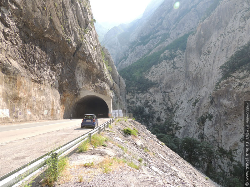 Большинство дорог в Черногории проложены через горы