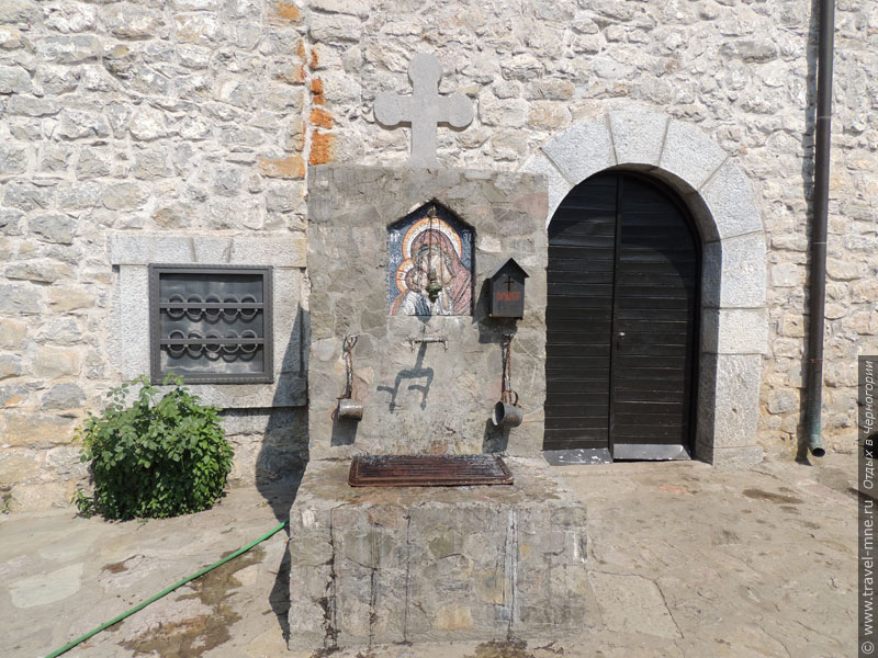 На территории монастыря имеется источник со святой водой