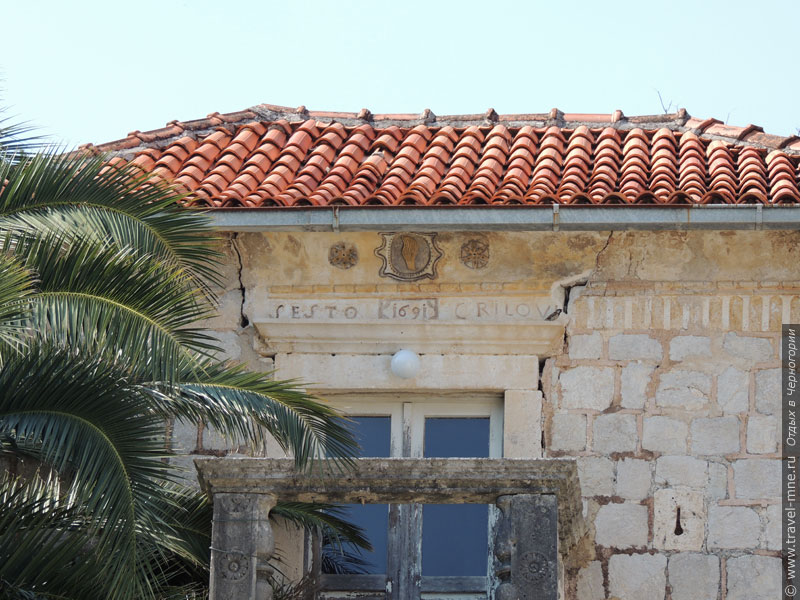 На многих домах в Перасте можно увидеть дату постройки
