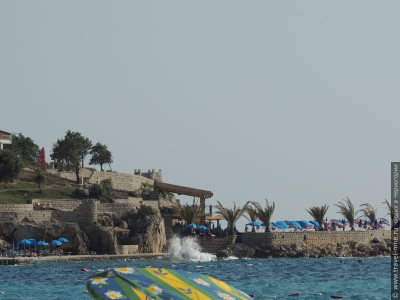 Некоторые отели на побережье имеют собственный участок пляжа