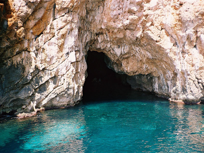 В пещеру Плава Шпиля можно попасть только со стороны моря