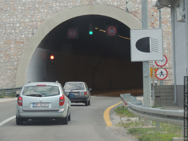 На дорогах Черногории водитель заметит стандартные знаки и разметку