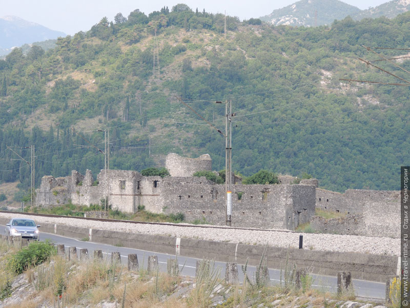 О былых сражениях напоминают развалины многочисленных крепостей (район дамбы Скадарского озера)