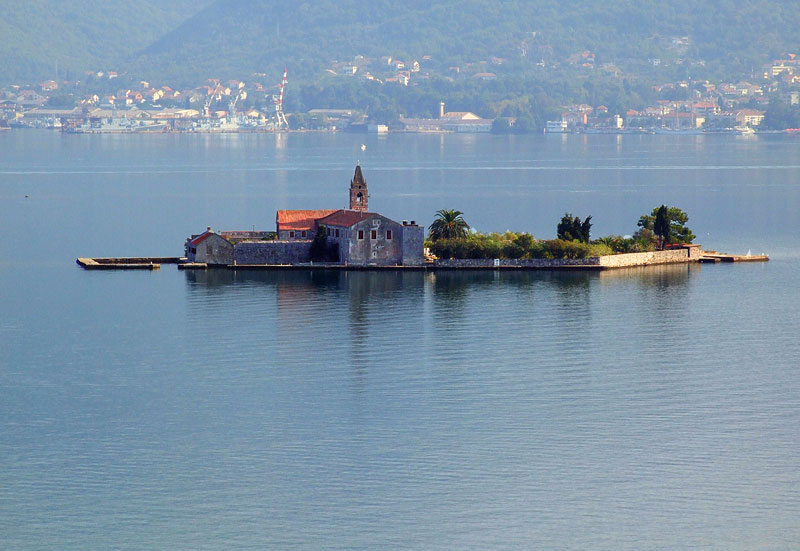 Вид на остров Госпа од Мило со стороны полуострова Луштица
