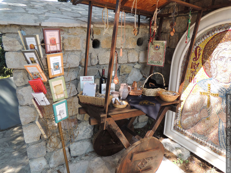 Небольшая монастырская лавка предлагает сувениры для туристов и паломников