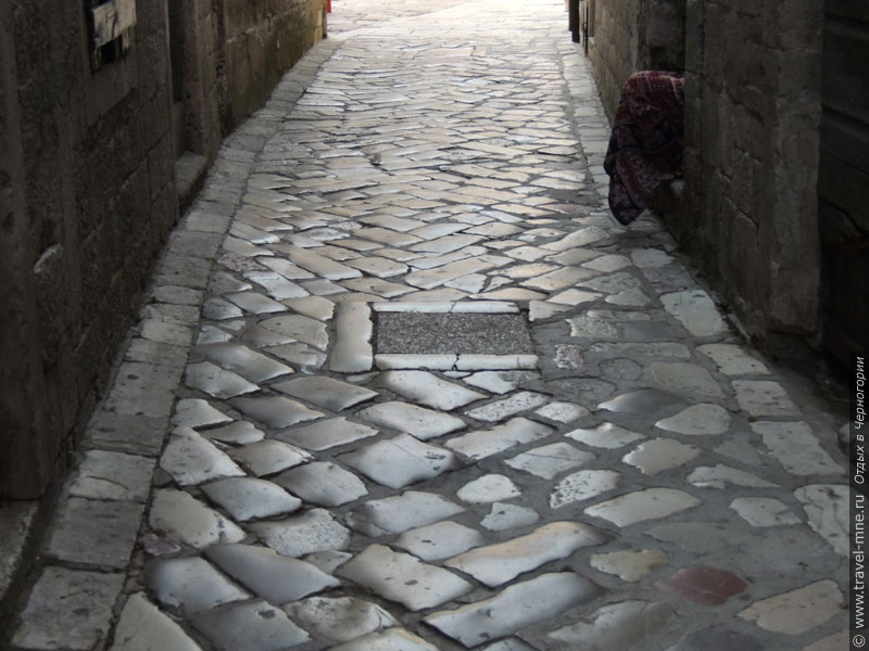 Камни на старых улицах Котора отполированы за долгие века своей истории