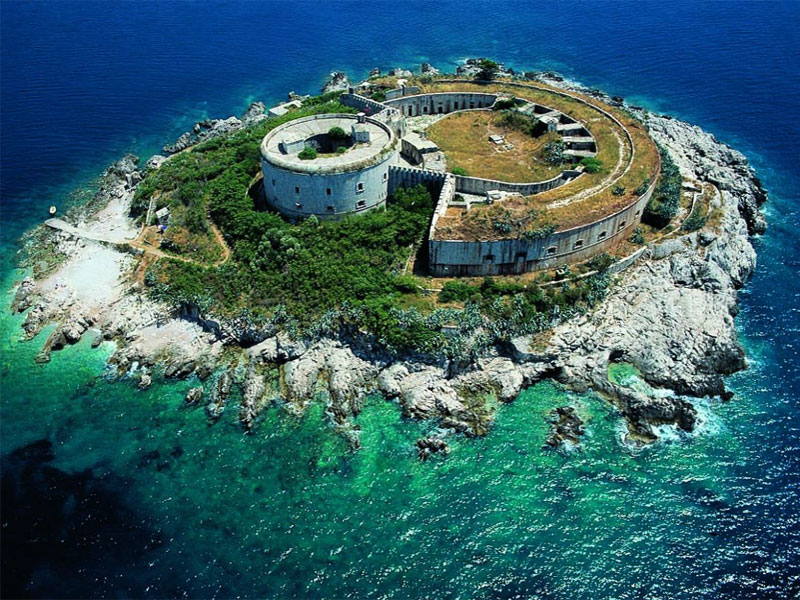 Небольшой остров прославился благодаря старинной крепости, построенной здесь Лазарем Мамулой