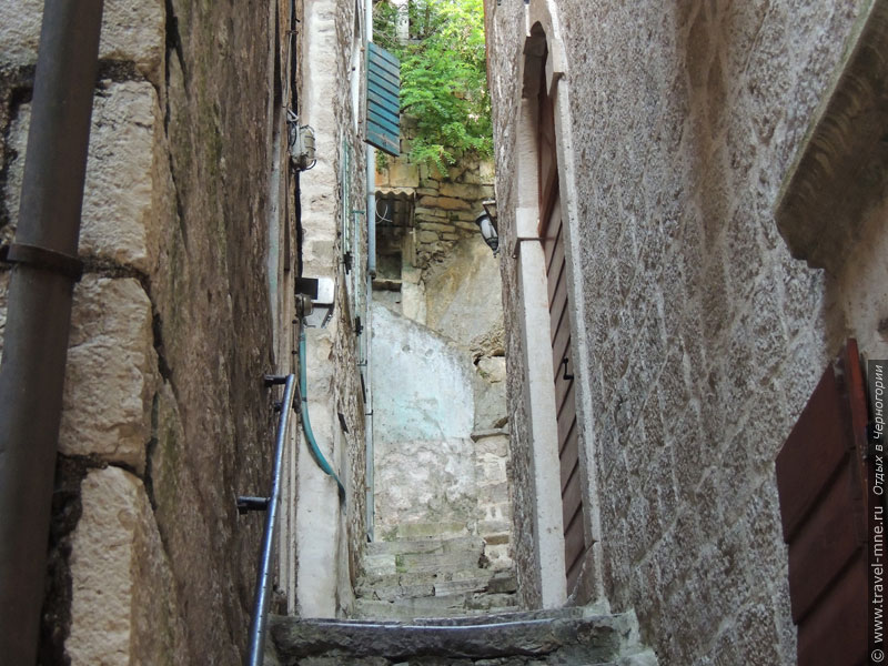 В пространство между домами Старого Котора втиснуты лестницы и проходы