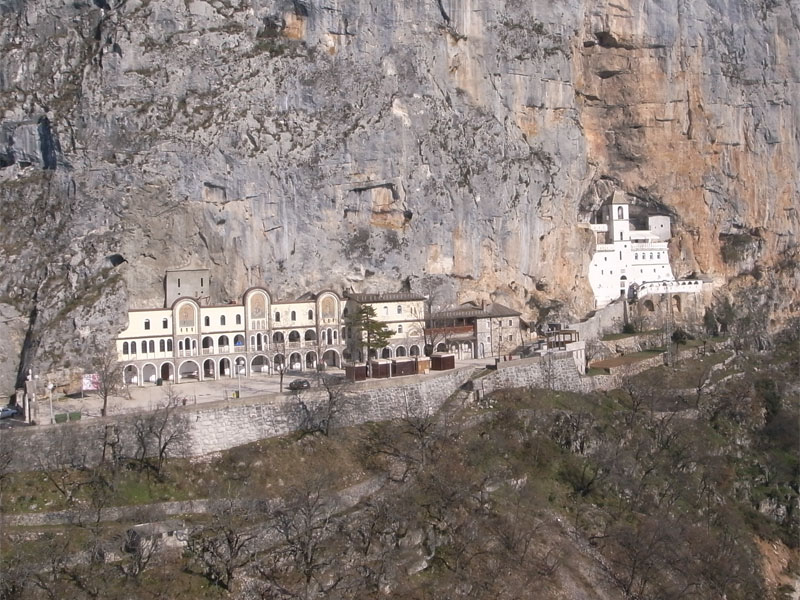 Монастырь Острог построен прямо в крутой скале на месте природной пещеры