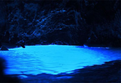 Внутри пещера Плава Шпиля светится голубым цветом