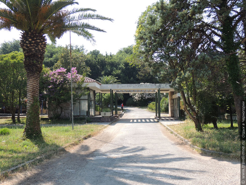 Главный вход на Остров Цветов остался со времен курорта югославского министерства обороны