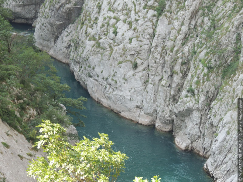 Отвесные скалы по берегам каньона реки Морача иногда спускаются почти вертикально 