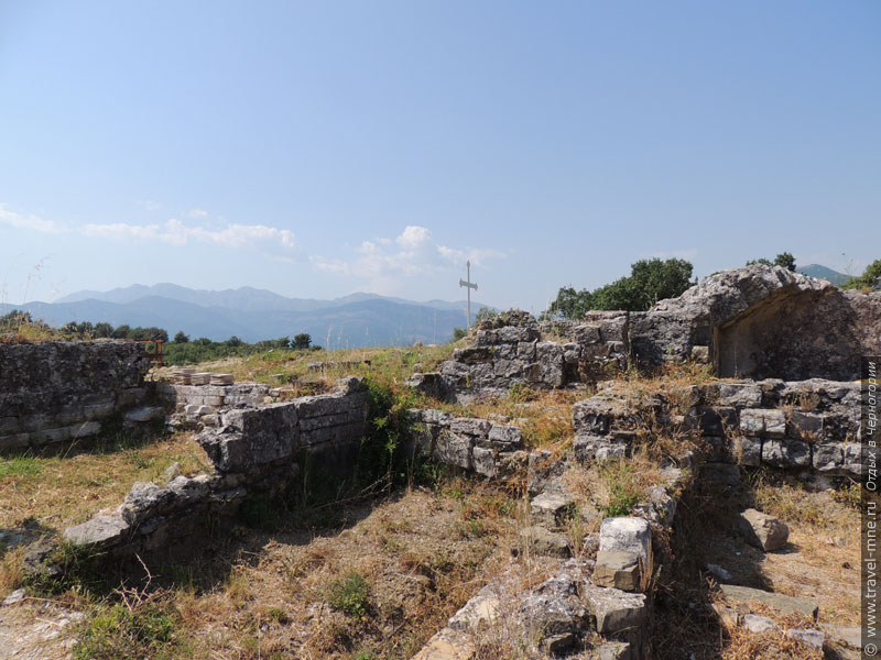 Руины древнего храма Архангела Михаила VI века, разрушенного венецианцами 