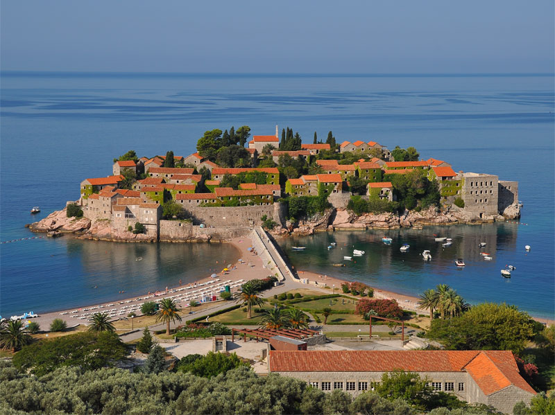 Территория острова Святой Стефан полностью занята отелем Aman Sveti Stefan