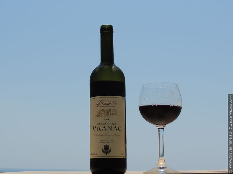 Черногорское вино "Вранац" имеет насыщенный "вороной", почти черный цвет