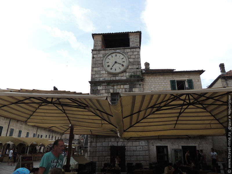 Часовая башня на Оружейной площади Котора