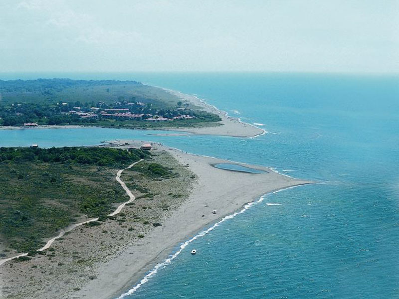 Остров Ада Бояна отгорожен от остальной суши рукавами реки и морем