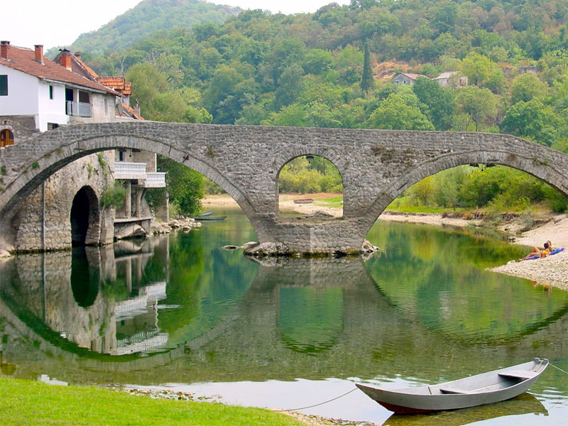 Знаменитый мост, построенный Данило I Петровичем Негошем, возле княжеских палат
