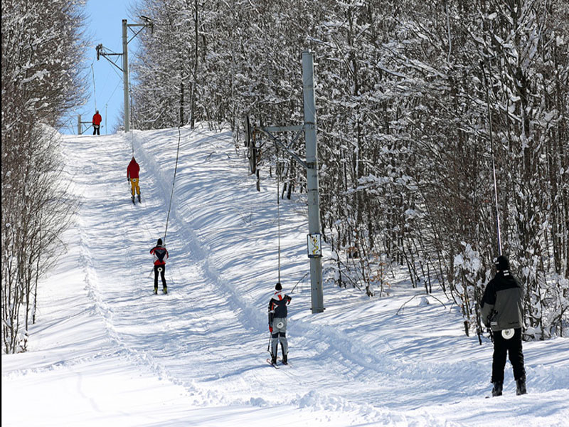 Пологие склоны центра Вучье хорошо подходят для начинающих лыжников и детей