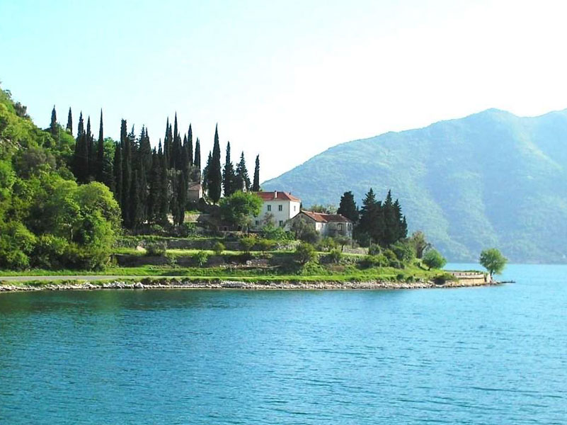 Монастырь Баня расположен в красивом месте прямо на берегу Которской бухты