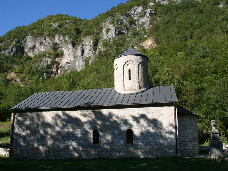 Сам монастырь Подмалинско и его храм посвящены Святому Архангелу Михаилу