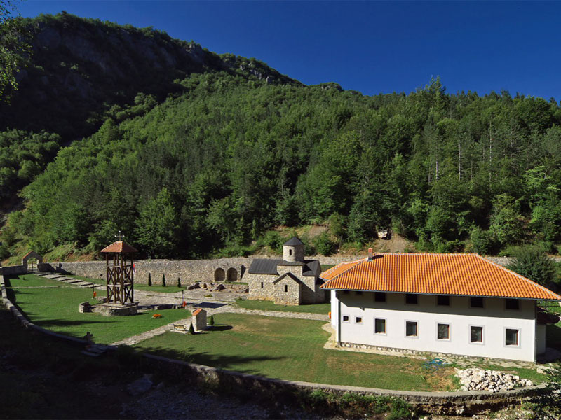 Монастырский комплекс Калудра сегодня полностью восстановлен на частные пожертвования