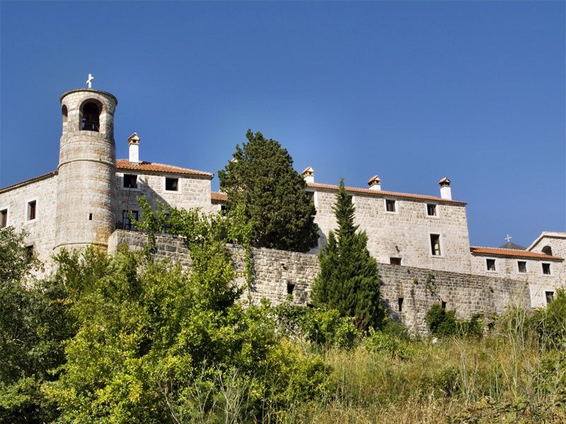 Монастырь Подмаине занимает обширную территорию близ горы Острог