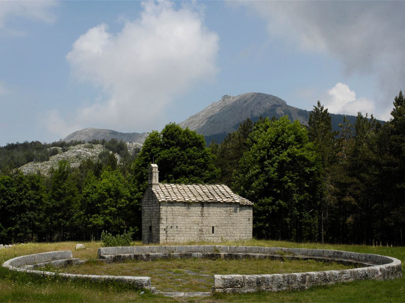 Современная монастырская Свято-Преображенская церковь была построена в XIX веке