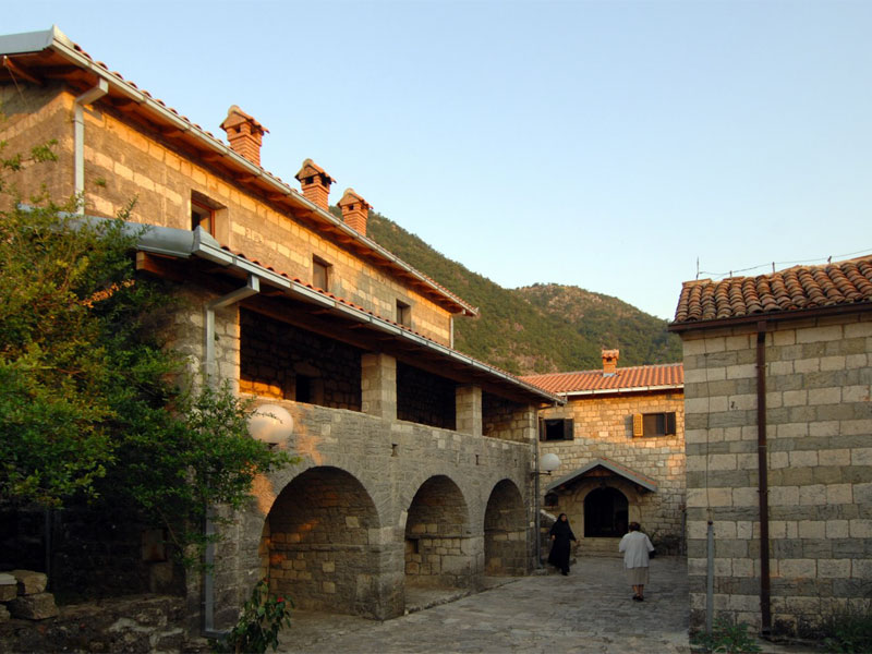 Келейный корпус монастыря Верхние Брчелы напоминает типичный для Црмницы деревенский дом