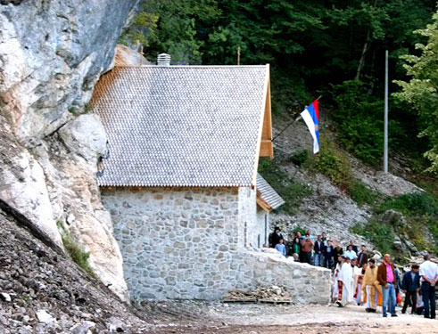 Монастырская церковь Святого Архангела Михаила встроена в отвесную скалу
