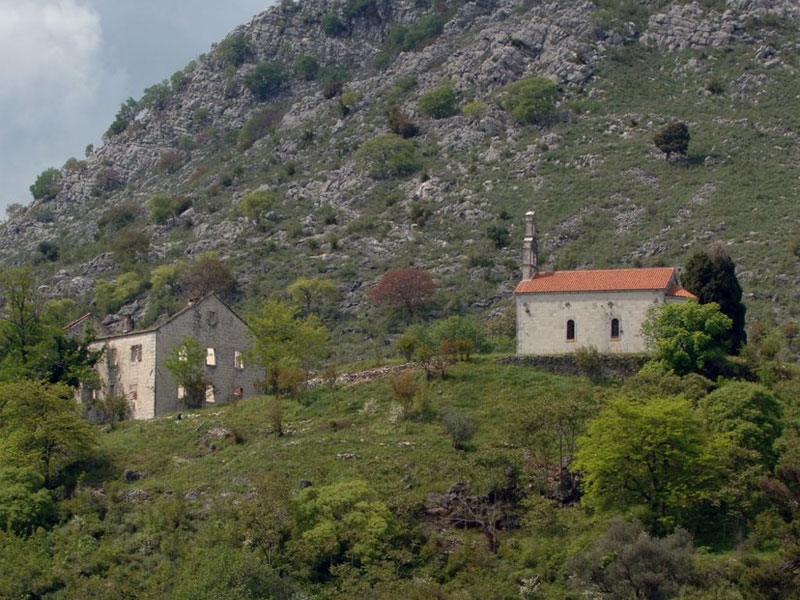 Церковь монастыря на острове Враньина посвящена Святому Николаю Чудотворцу