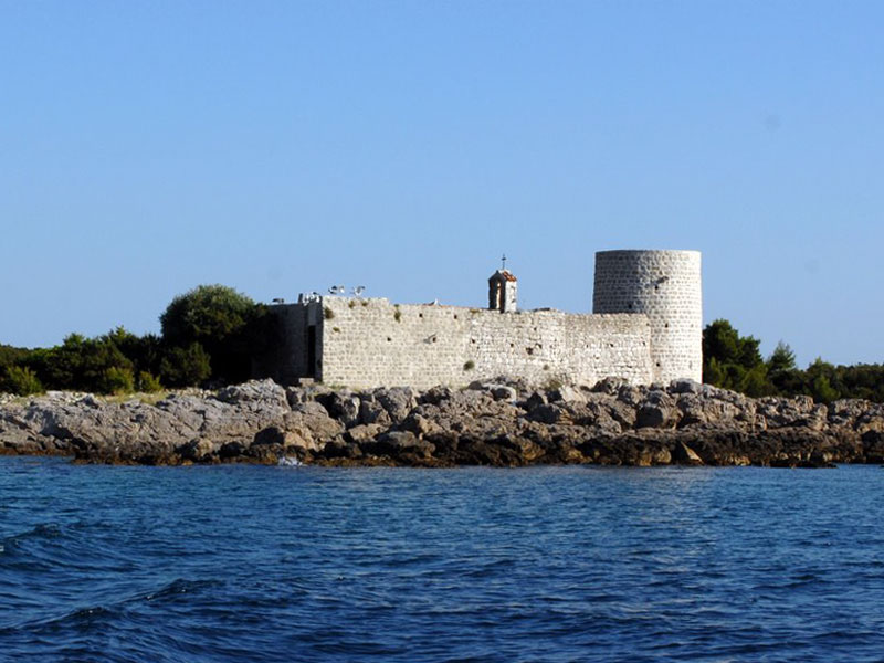 Монастырский комплекс размещается на небольшом острове Жаница
