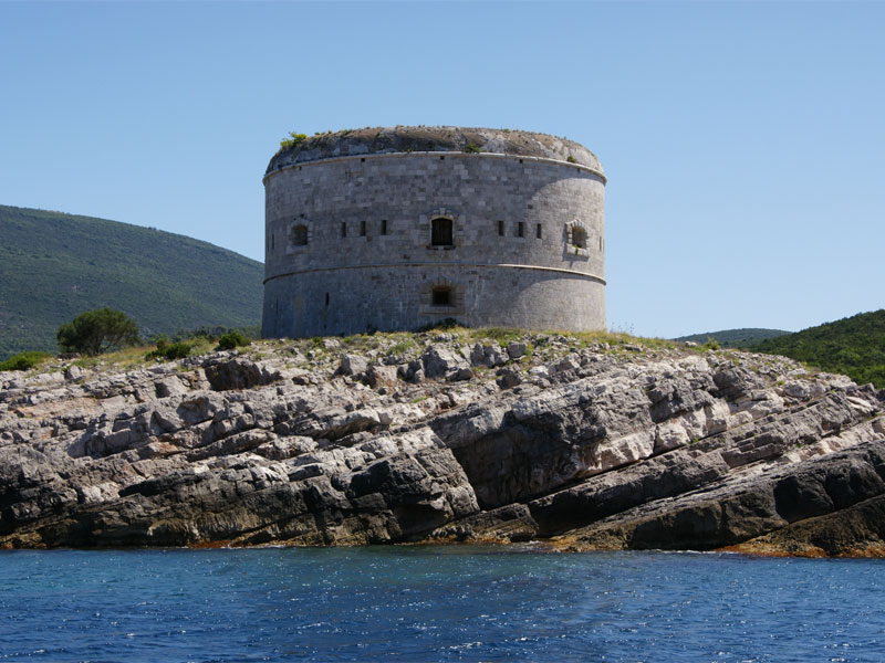 Внешне крепость Арза выглядит как небольшая округлая башня