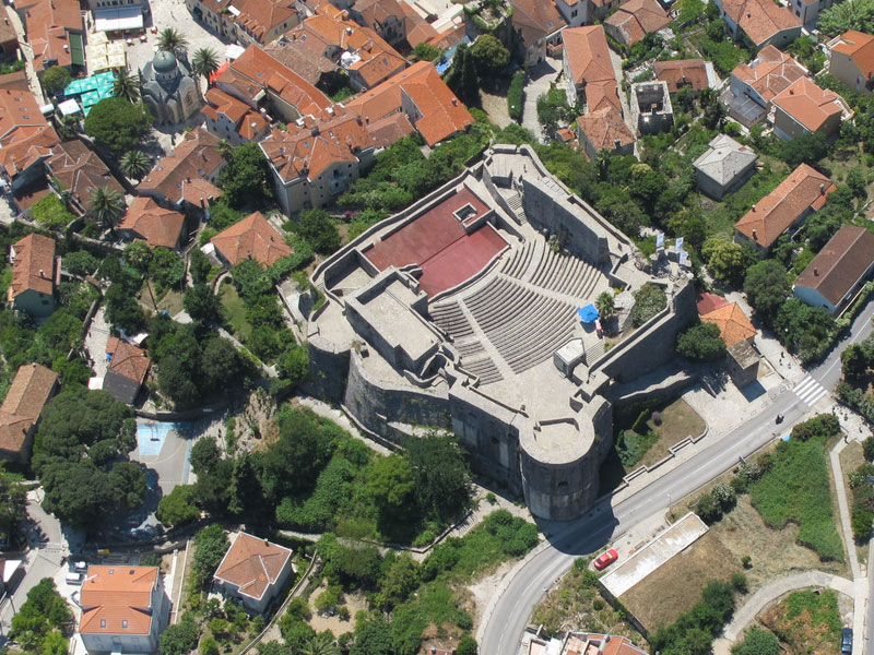 Размеры крепости Канли-Кула и сегодня выделяют ее среди прочих городских зданий