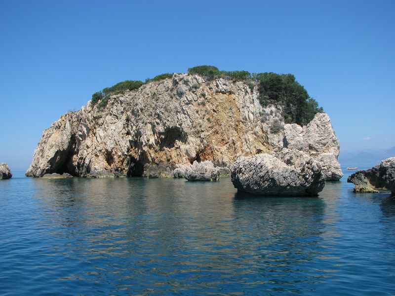 Небольшой островок связан со Старым Улцином не только одинаковым названием