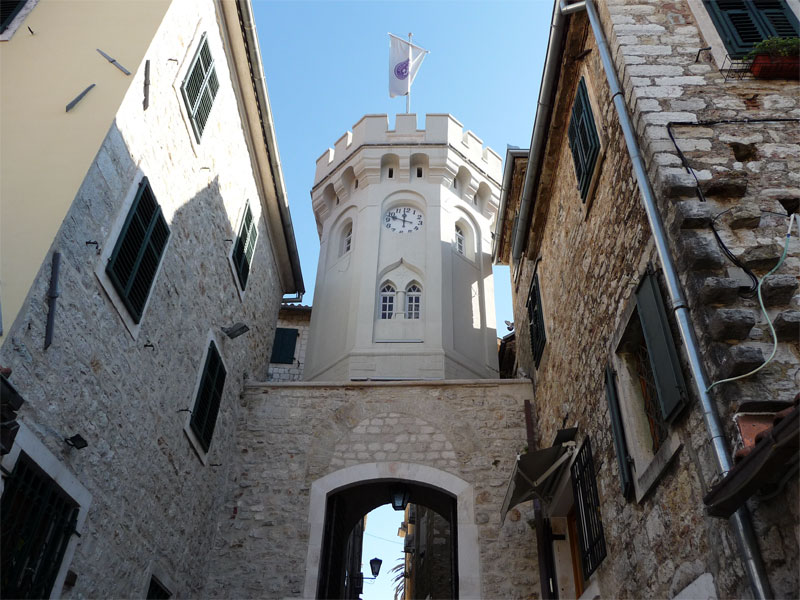 Башня Сахат-Кула сегодня является главным символом Херцег-Нови и изображена на флаге города