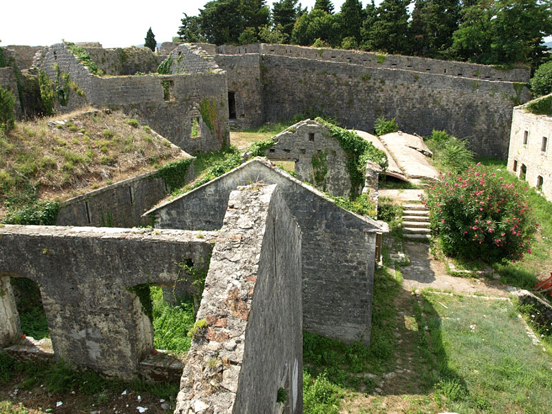 Стены крепости Шпаньола сегодня увиты плющом и другими зелеными растениями
