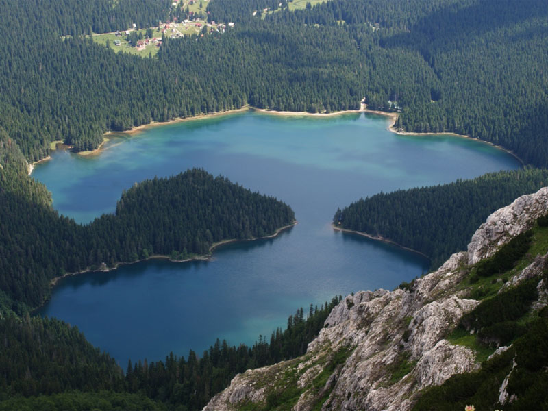 С высокой точки хорошо видно, что Черное озеро состоит из двух озер - Малого и Большого
