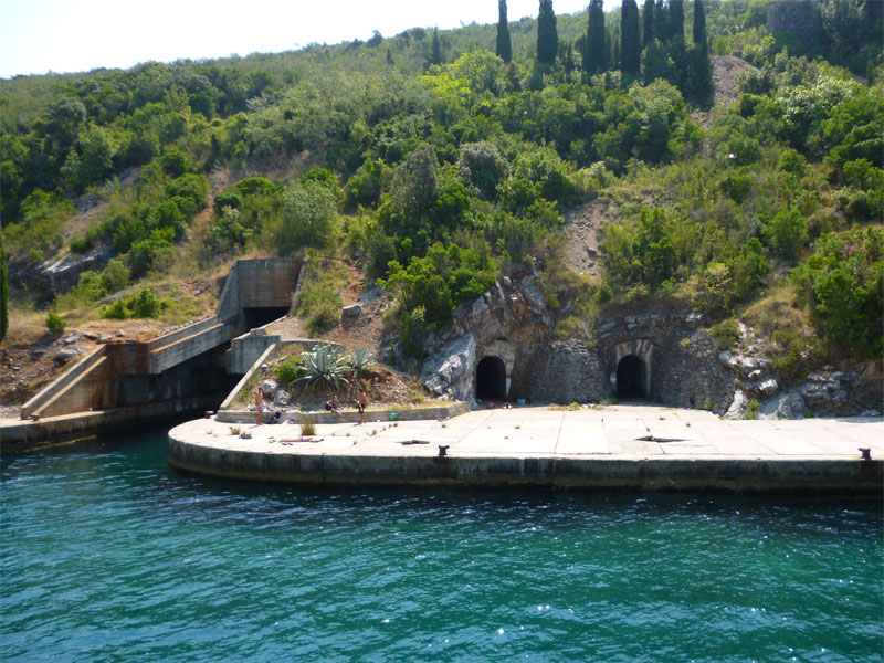 Об оборонительных сооружениях в недрах полуострова Луштица напоминают остатки ремонтных доков