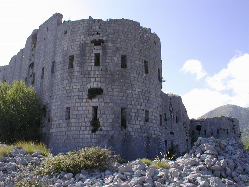 Время не пощадило крепость Космач - сегодня она пребывает в полуразрушенном состоянии