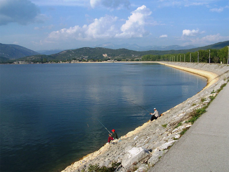 Берег озера Крупац подходит для любого вида отдыха