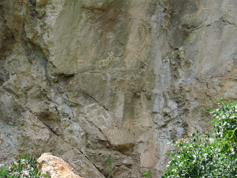 Наскальные рисунки в пещере Липси изображают охоту на оленей