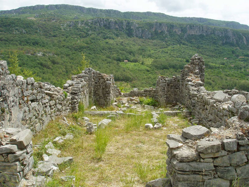 Остатки поселения Мартиничка Градина включают в себя несколько хорошо сохранившихся зданий