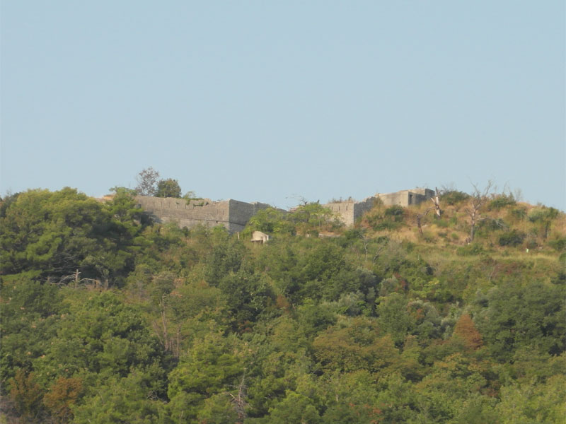 Стены крепости Могрен сегодня со всех сторон скрыты за густой растительностью