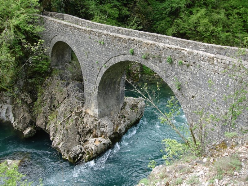 Через реку Мртвицу перекинуто несколько старинных каменных мостов