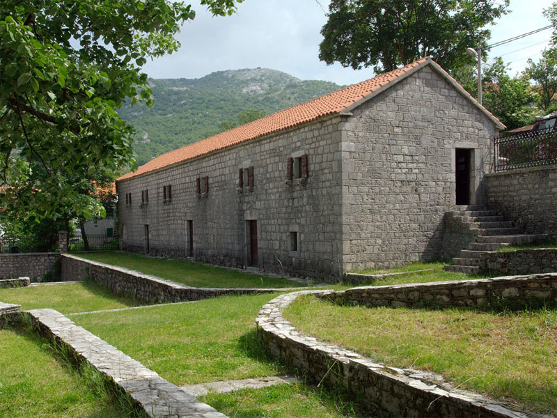 Дом Негошей выглядит как типичное для XIX века жилище зажиточных черногорцев