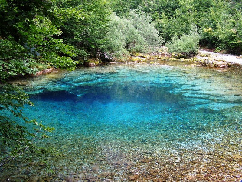 Прозрачная голубая вода источника Око Скакавицы позволяет хорошо разглядеть даже его дно