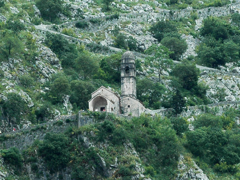 Церковь Богородицы Здравие приютилась на склоне высокой горы