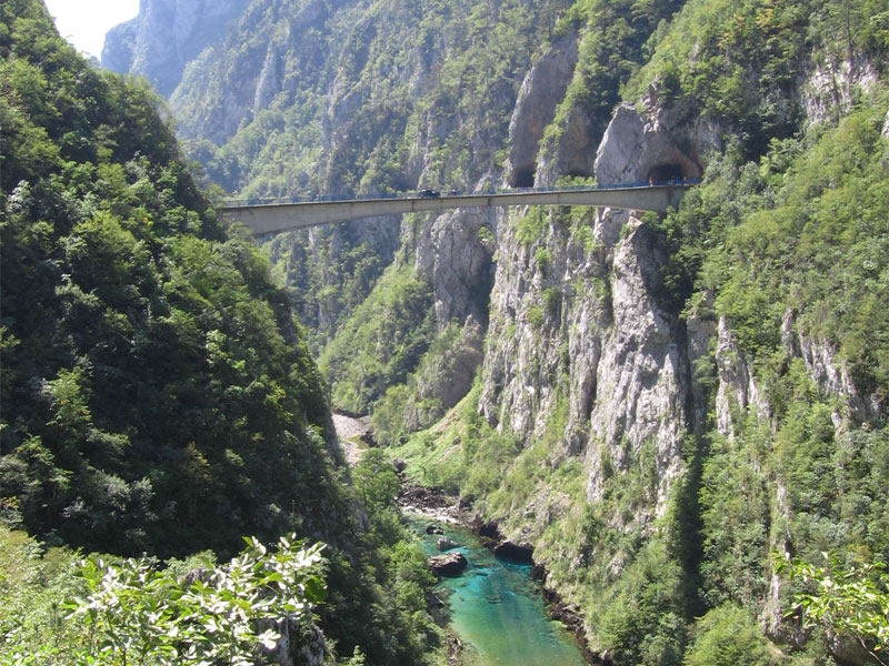 Глубокий каньон через Пиву иногда пересекают высоко расположенные мосты
